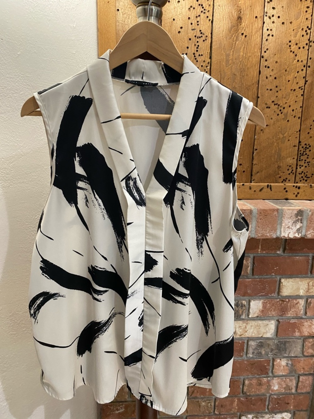 Sleeveless V-Neck Brushstroke Print Camisole in Black and White